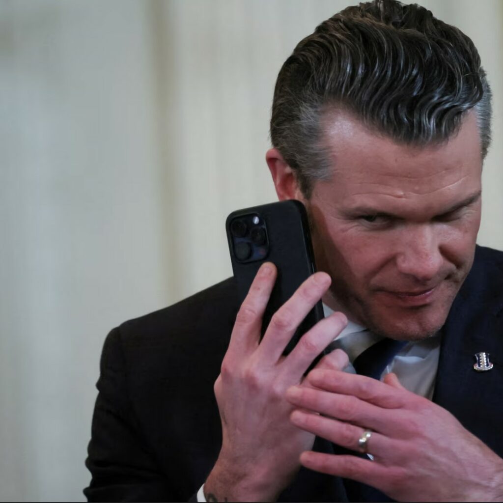 Шефот на Пентагон потрошил милијарди долари на јастози, шницли, мебел, клавир…