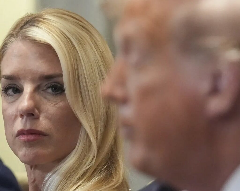 Колку да си лојален на Трамп тоа не те спасува: Зошто беше отпуштена Пам Бонди?