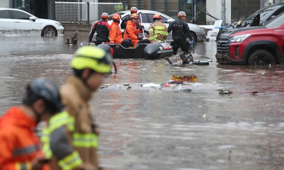 Бројот на жртви во лизгањето на земјиштето и поплавите во Јужна Кореја се искачи на 17