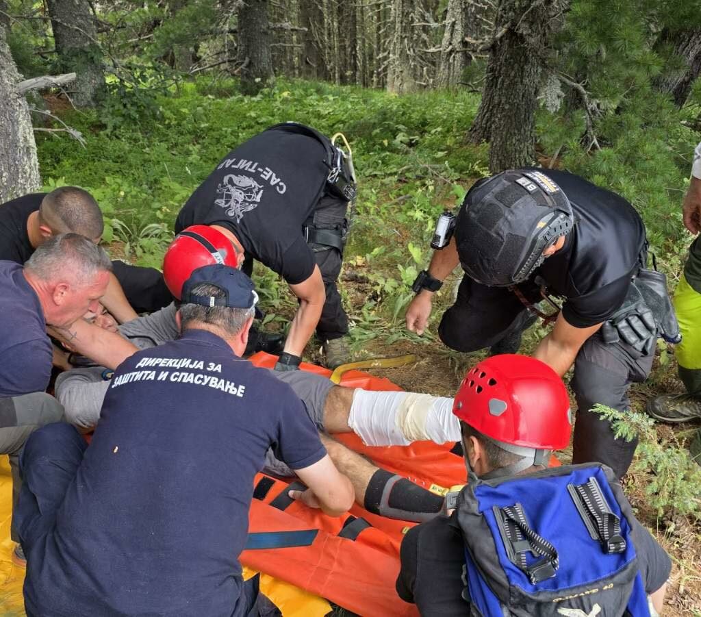 На камењарот на Пелистер се извлекува повреден македонски планинар (Видео)