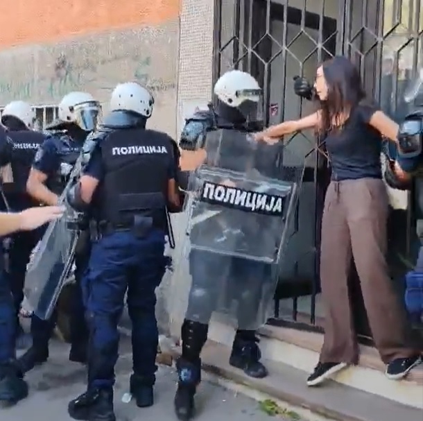 Студентите во Нови Сад го блокираа влезот на судовите, бараат ослободување на приведените