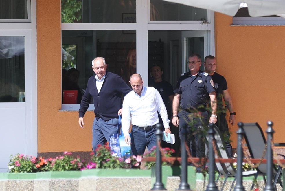 Поранешниот премиер Иво Санадер излезе од затвор