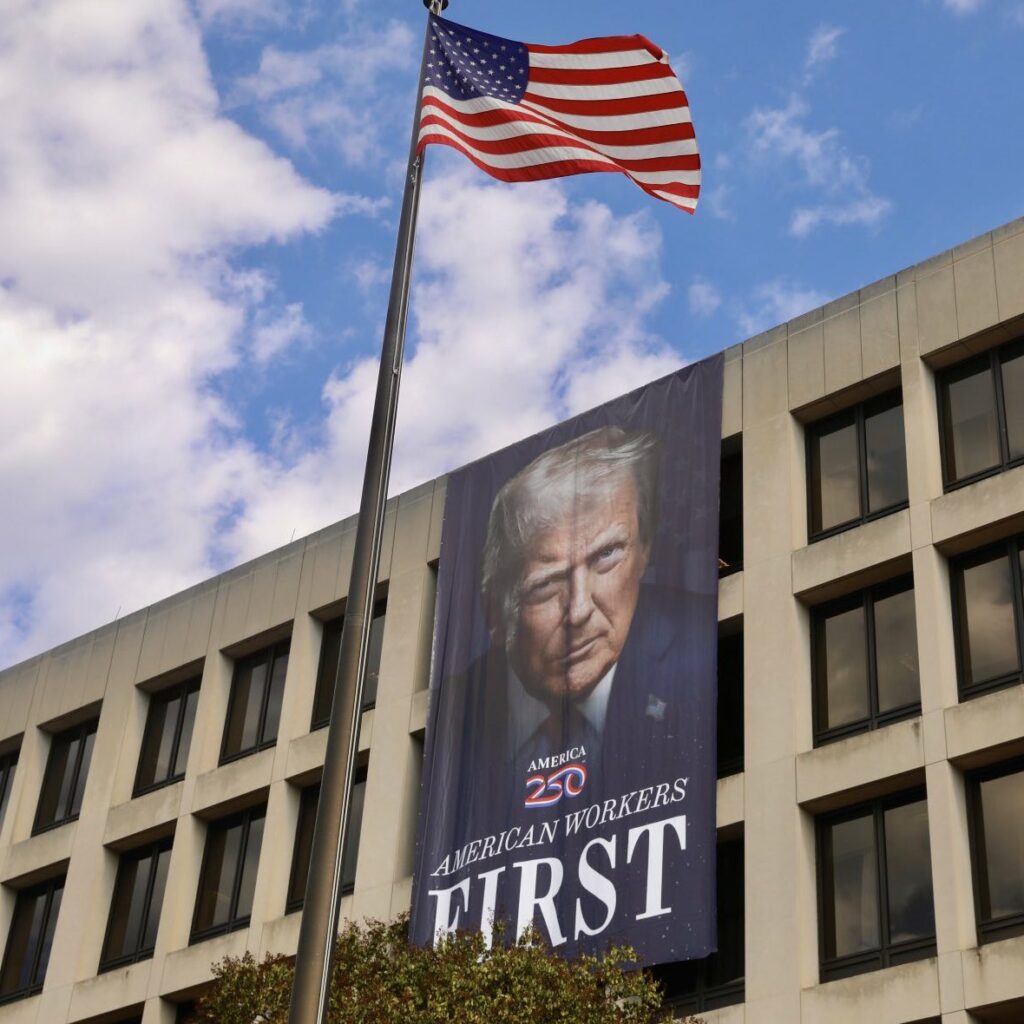 Трамп си закачи џиновски портрет на Министерството за правда