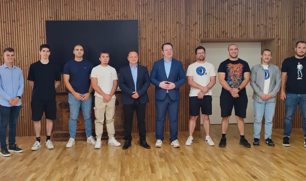 Почетнички обуки на пилотски кадар со кофинансирање од АЦВ, од в година поддршка и за напредни