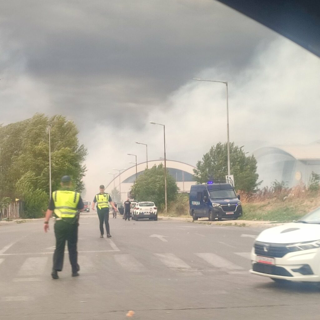 Девет полицајци на токсикологија, се надишале чад при евакуација на салата „Борис Трајковски“