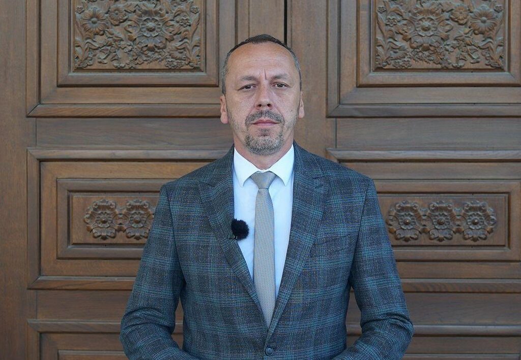 ВМРО-ДПМНЕ пресовите сега ги држи надвор, пред тешките врати на партијата