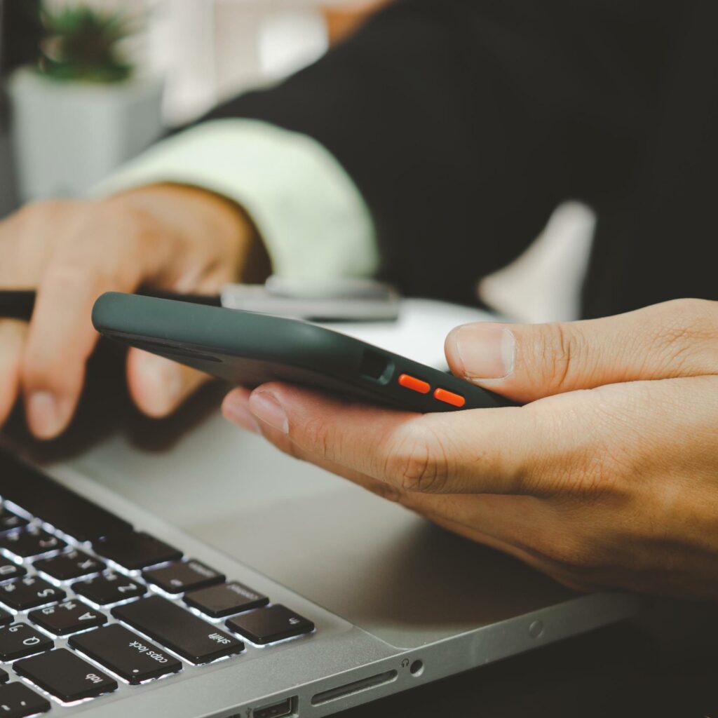 Експертите најавуваат големи зголемувања на цените на телефоните и на лаптопите