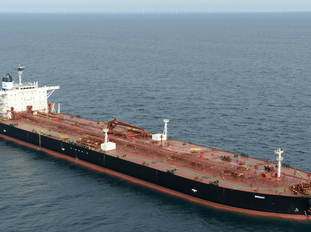 Мистериозни трговци направија огромни зделки со нафта 15 минути пред Трамп да ги објави разговорите со Иран