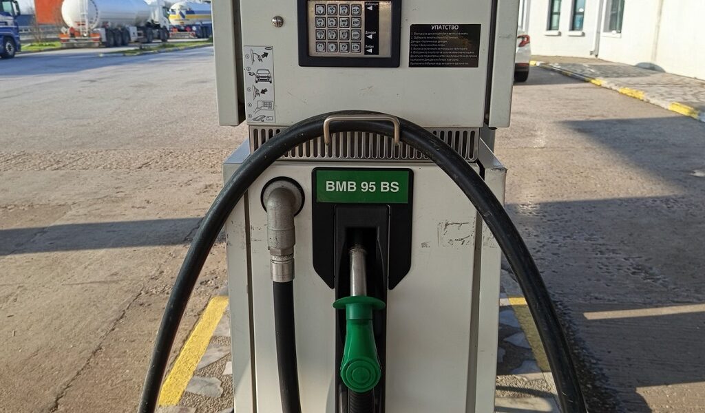 Ново големо поскапување на горивата, од полноќ 7 денари повеќе