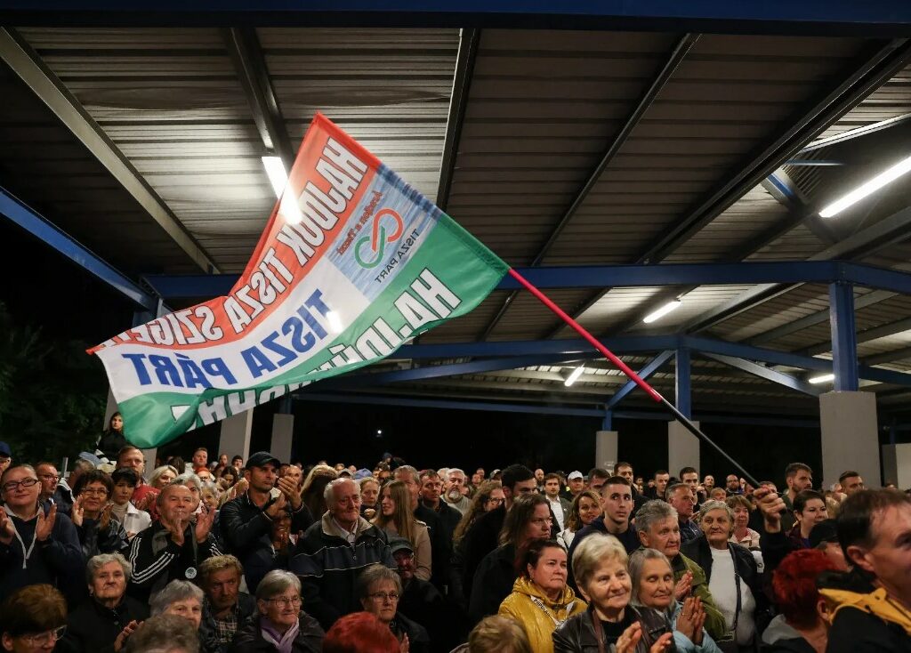 Унгарија: Опозициската партија Тиса го задржува водството во анкетите