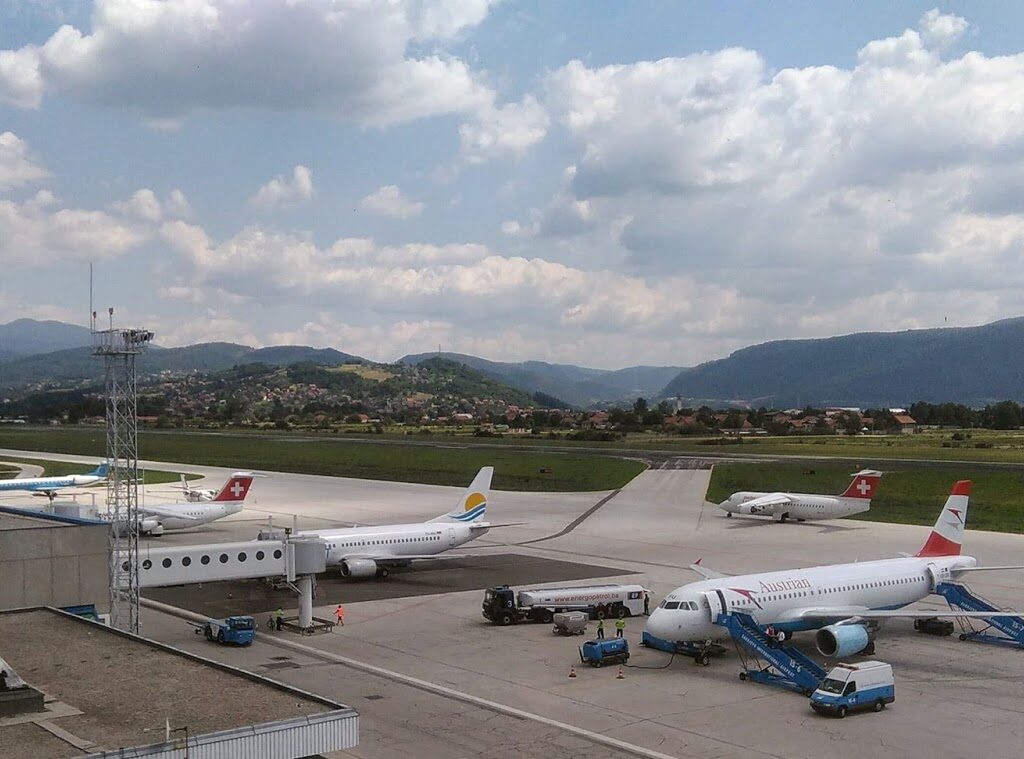 Авиокомпаниите ги намалуваат и одложуваат летовите до екс-ју државите поради војната на Блискиот Исток