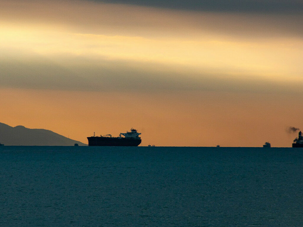 САД дозволија привремени купувања на руска нафта заглавена на море