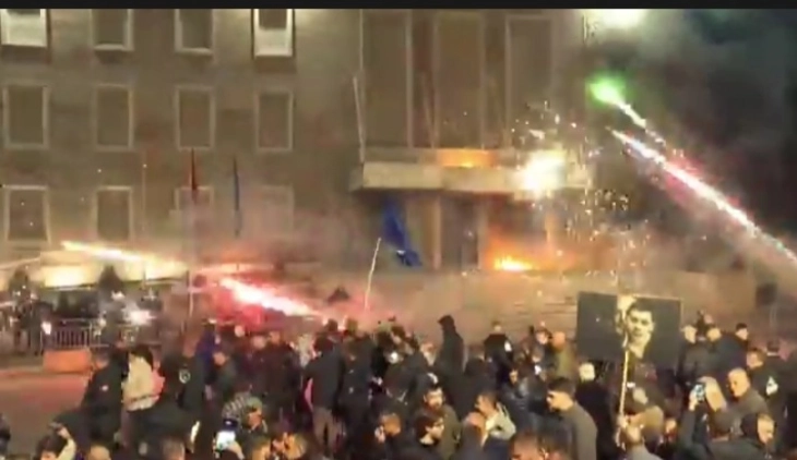 Протест во Тирана, летаа молотови коктели и пиротехнички сретства