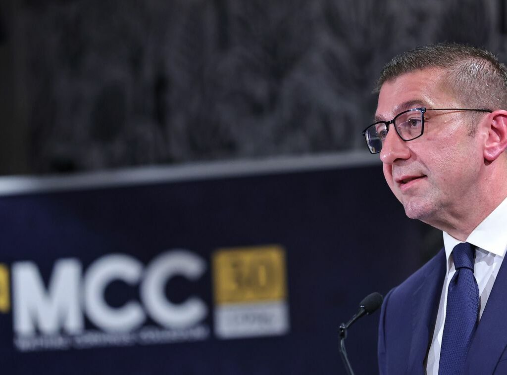 „Не попуштаме ни милиметар. Ќе чекаме со генерации за уставните измени“: Мицкоски се откажа од ЕУ