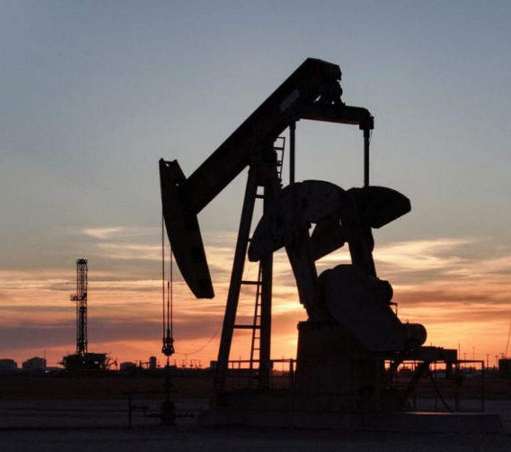 Цената на нафтата достигна речиси 105 долари за барел