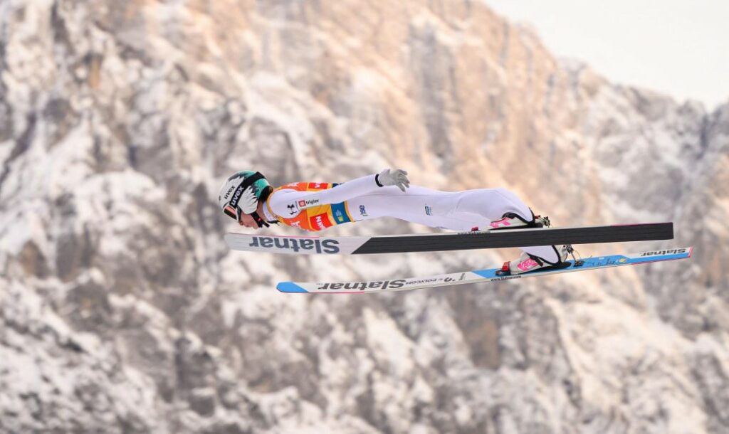 Лудница во Словенија: Ника Превц прелета фантастични 242,5 метри и постави светски рекорд