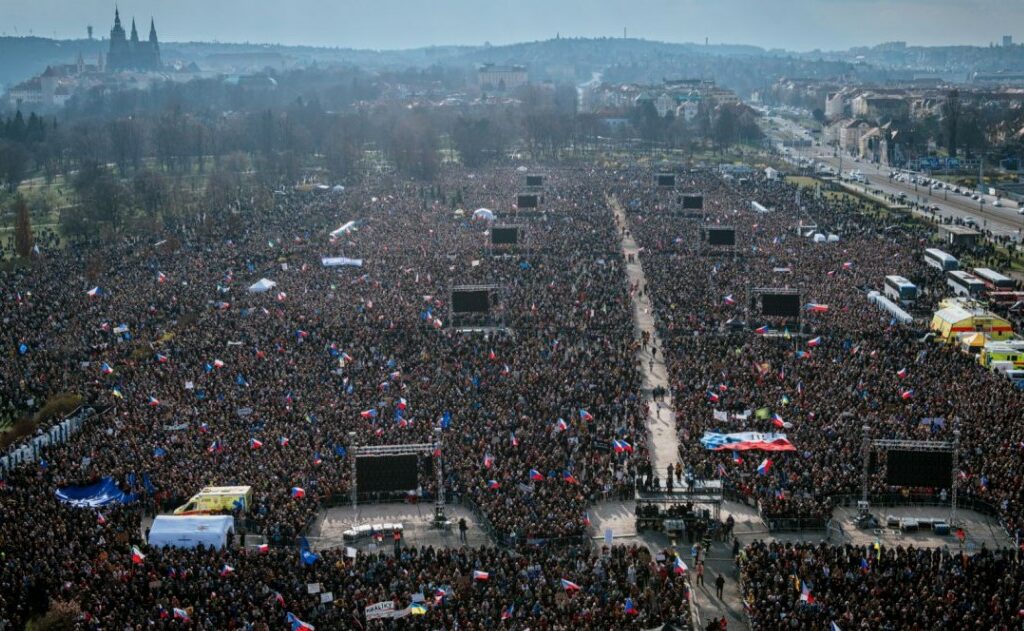 Огромен протест во Прага против владата на Бабиш. Се собраа 250.000 луѓе