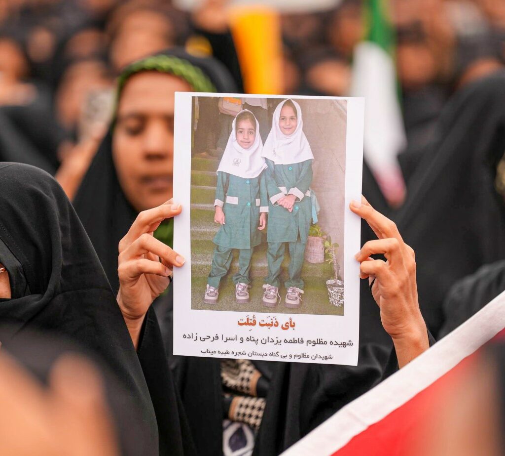 Како бомбите го погодија полното училиште во иранскиот град Минаб убивајќи 168 луѓе