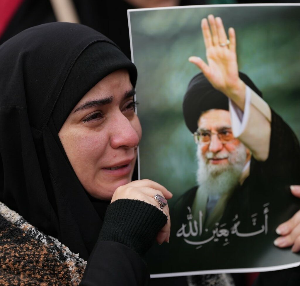 Погребната церемонија за ајатолахот Хамнеи е одложена поради огромна посетеност