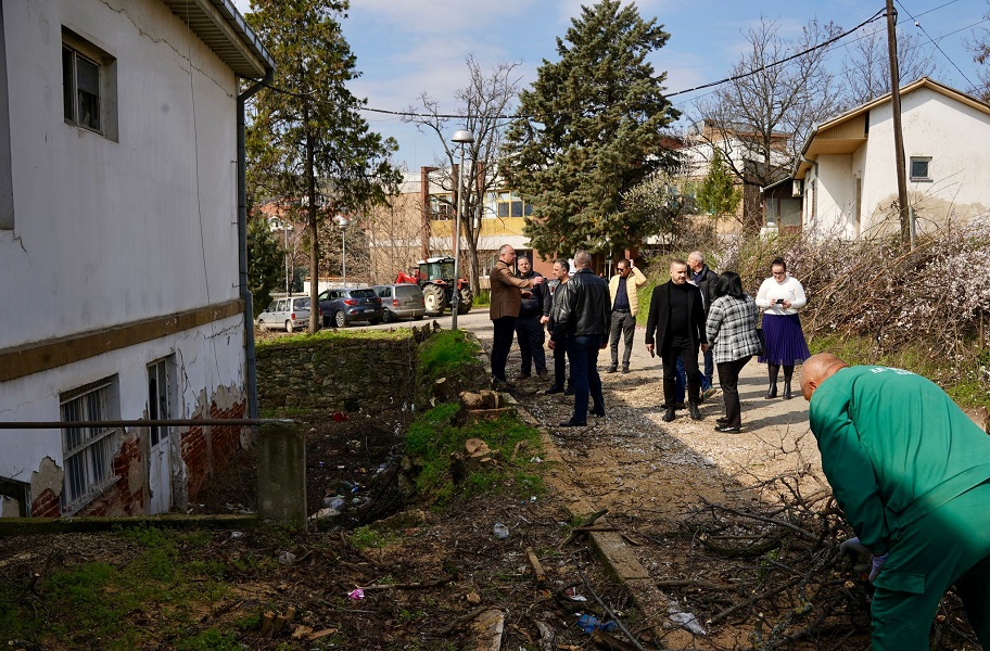 Ќе се средува дворот во болницата во Кочани – ќе се урива и модуларната за паркинг