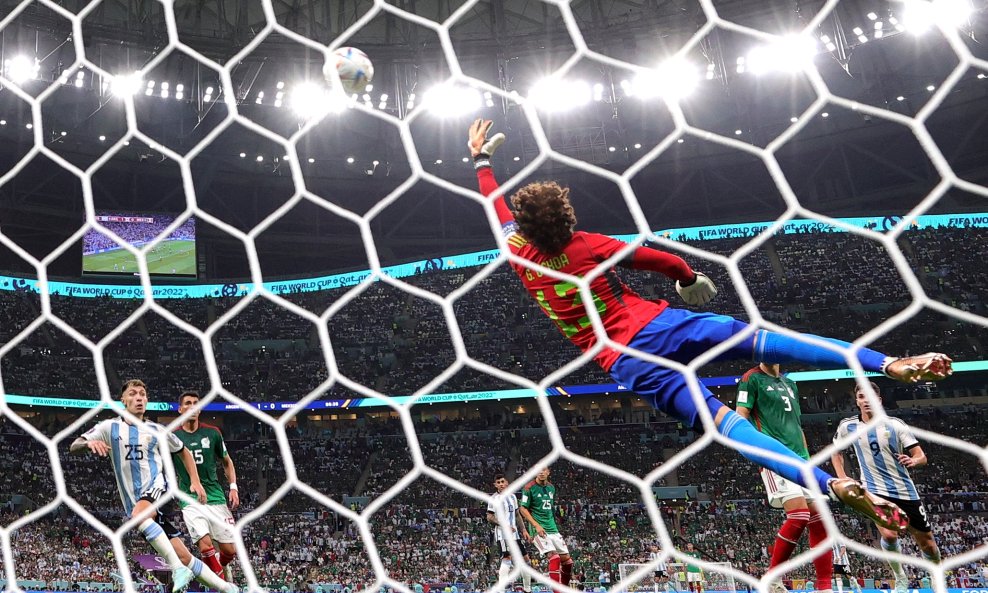 Домаќинот остана без прв голман! Го враќаат 40-годишниот „лудак“ за Светското првенство