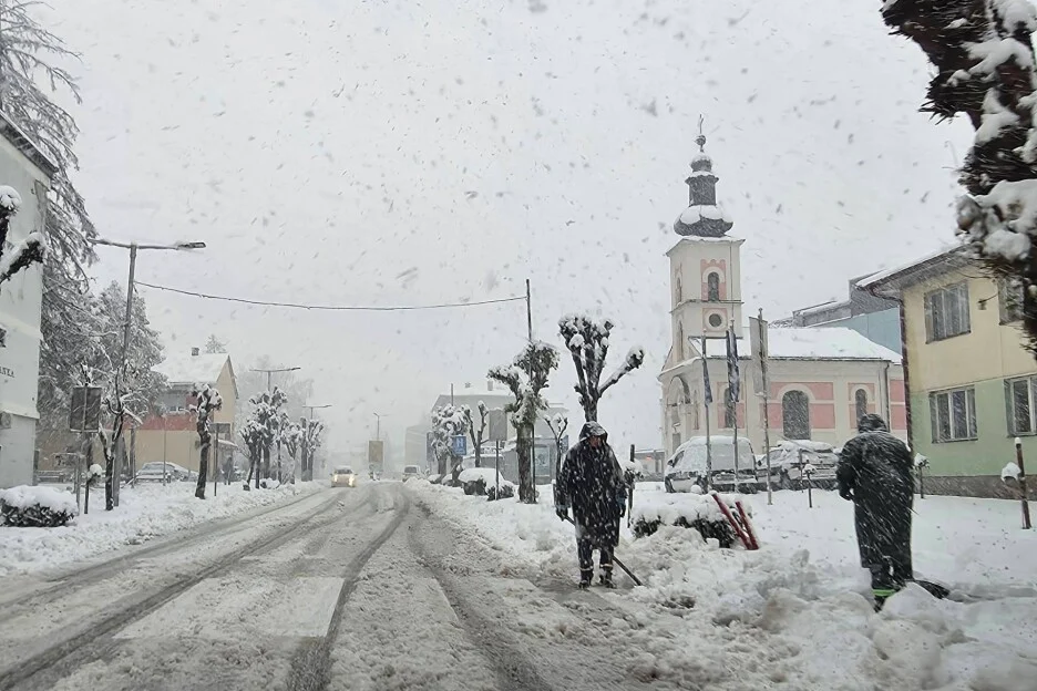 Во делови од Босна откажана наставата – снегот го попречува движењето