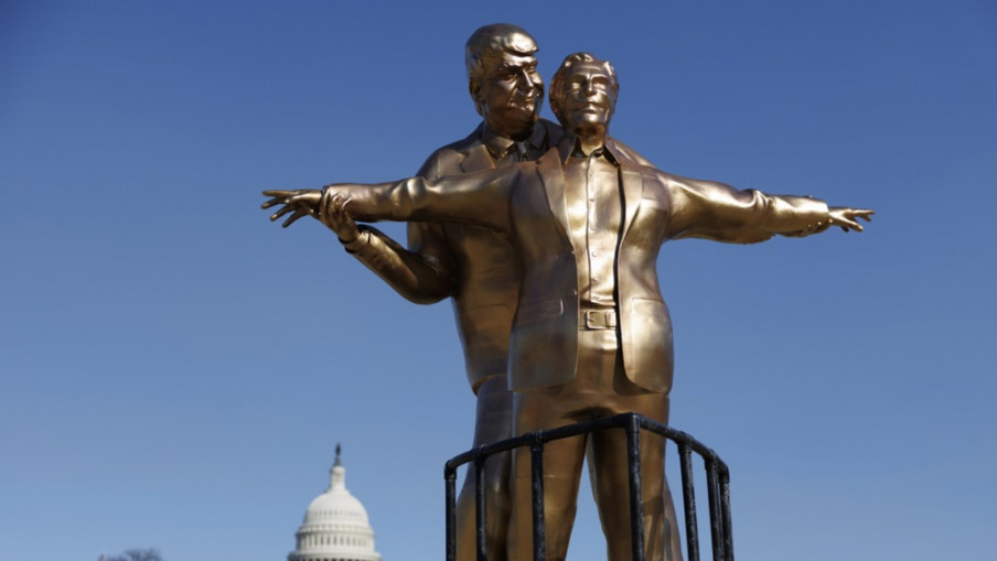 Трамп и Епштајн во сцена од „Титаник “ на Националниот плоштад во Вашингтон