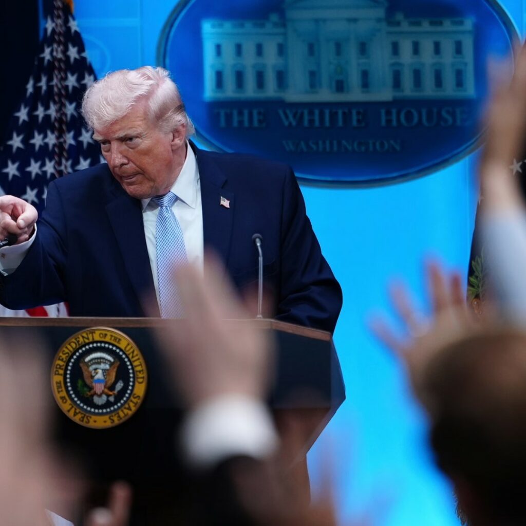 Трамп без докази тврди дека Иранците бараат да ги бомбардира