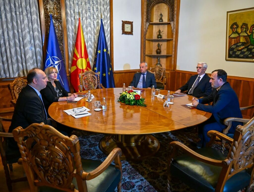 Гаши ги покани поранешните спикери на средба. Дојдоа тројца