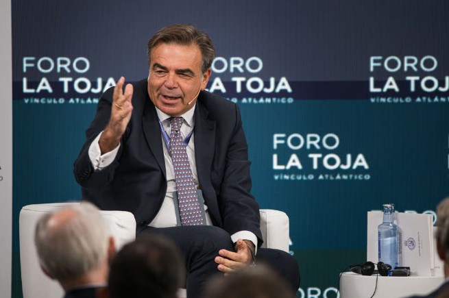 Поранешниот еврокомесар Шинас ќе го замени сменетиот грчки министер за земјоделство