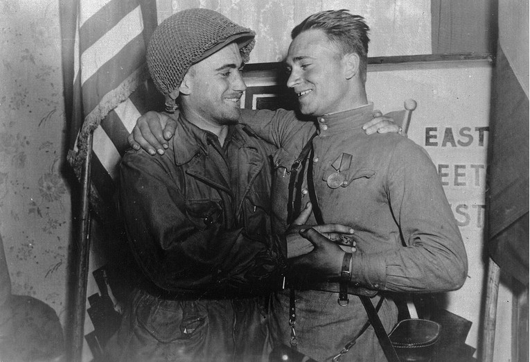 Американски и советски војници се сретнаа на реката Елба