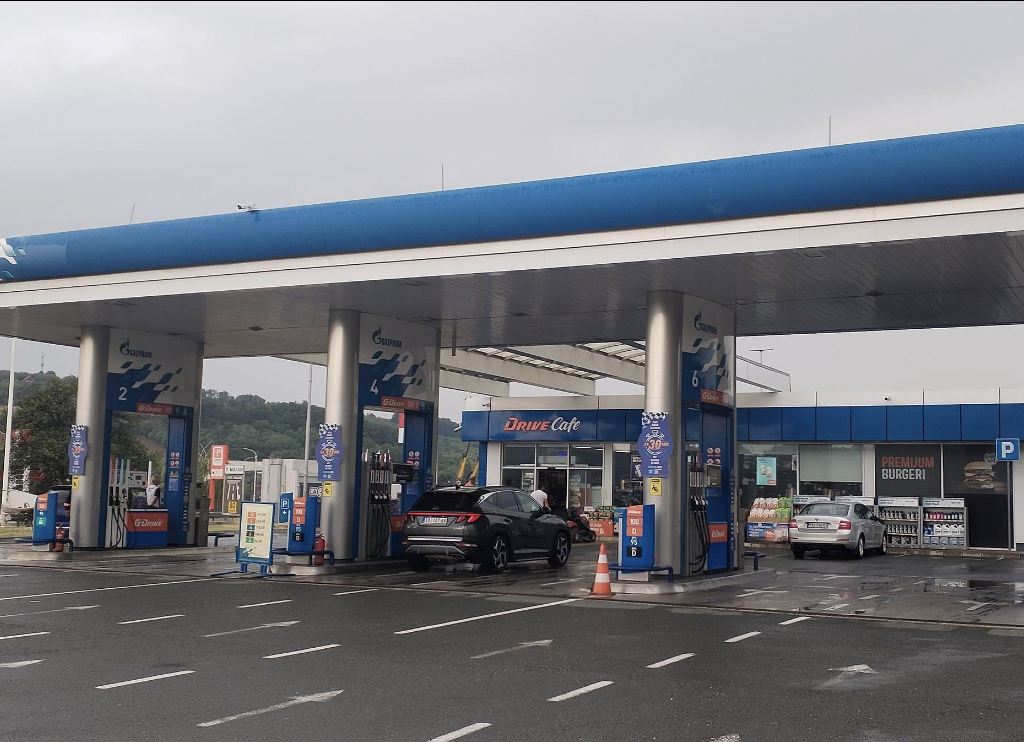 Жена се породи на паркинг на бензинска пумпа во Србија