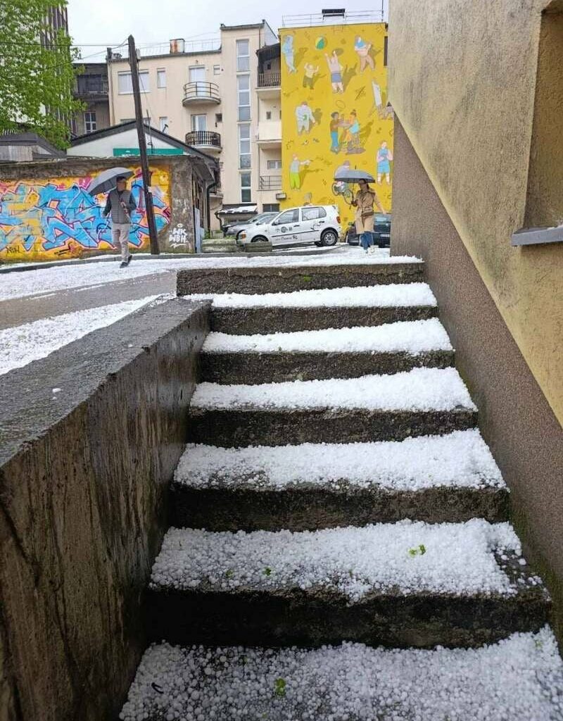 Град во неколку места во Хрватска, и Бихаќ во БиХ на удар