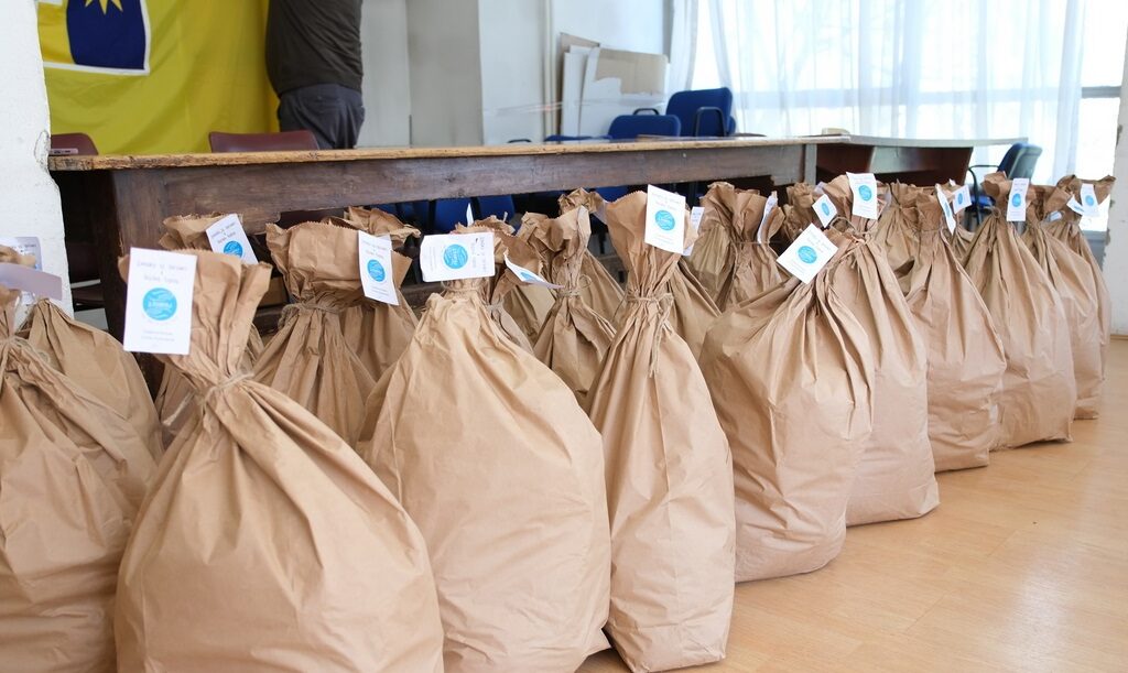 Карпош подели 140 хуманитарни пакети на социјално загрозени семејства