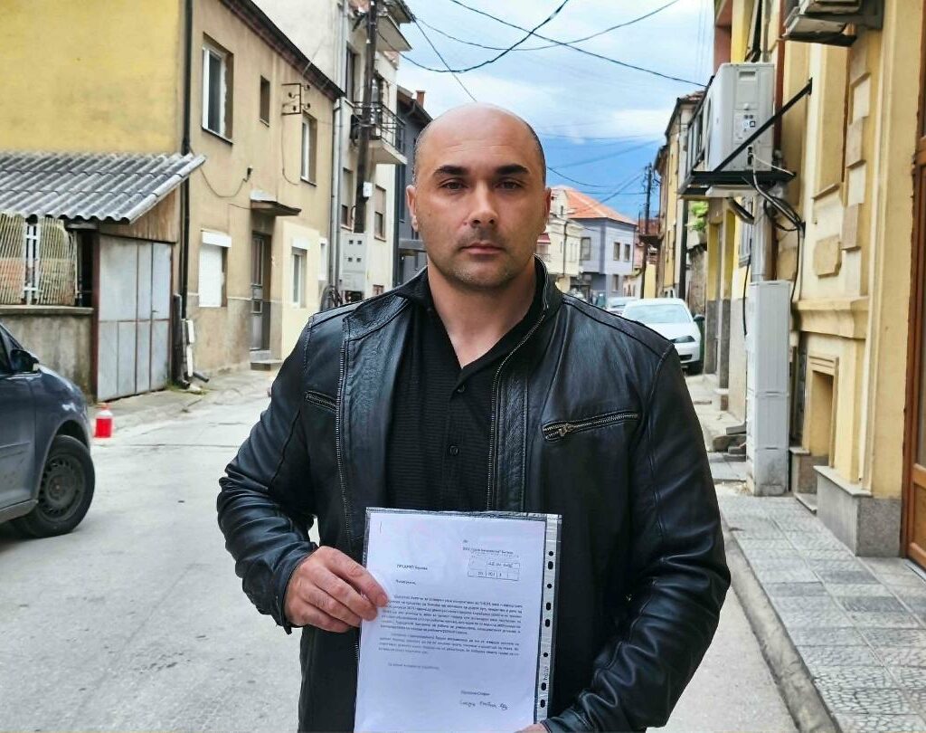 Наставник по ликовно во Битола цела година одел на работа без да му кажат дека добил отказ. Држел настава, пишувал оценки 