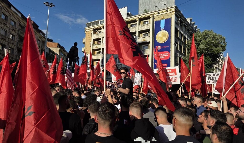 ВЛЕН: Против кого протестира Бујар Ахмети, против самиот себе или против својот чичко Али Ахмети?