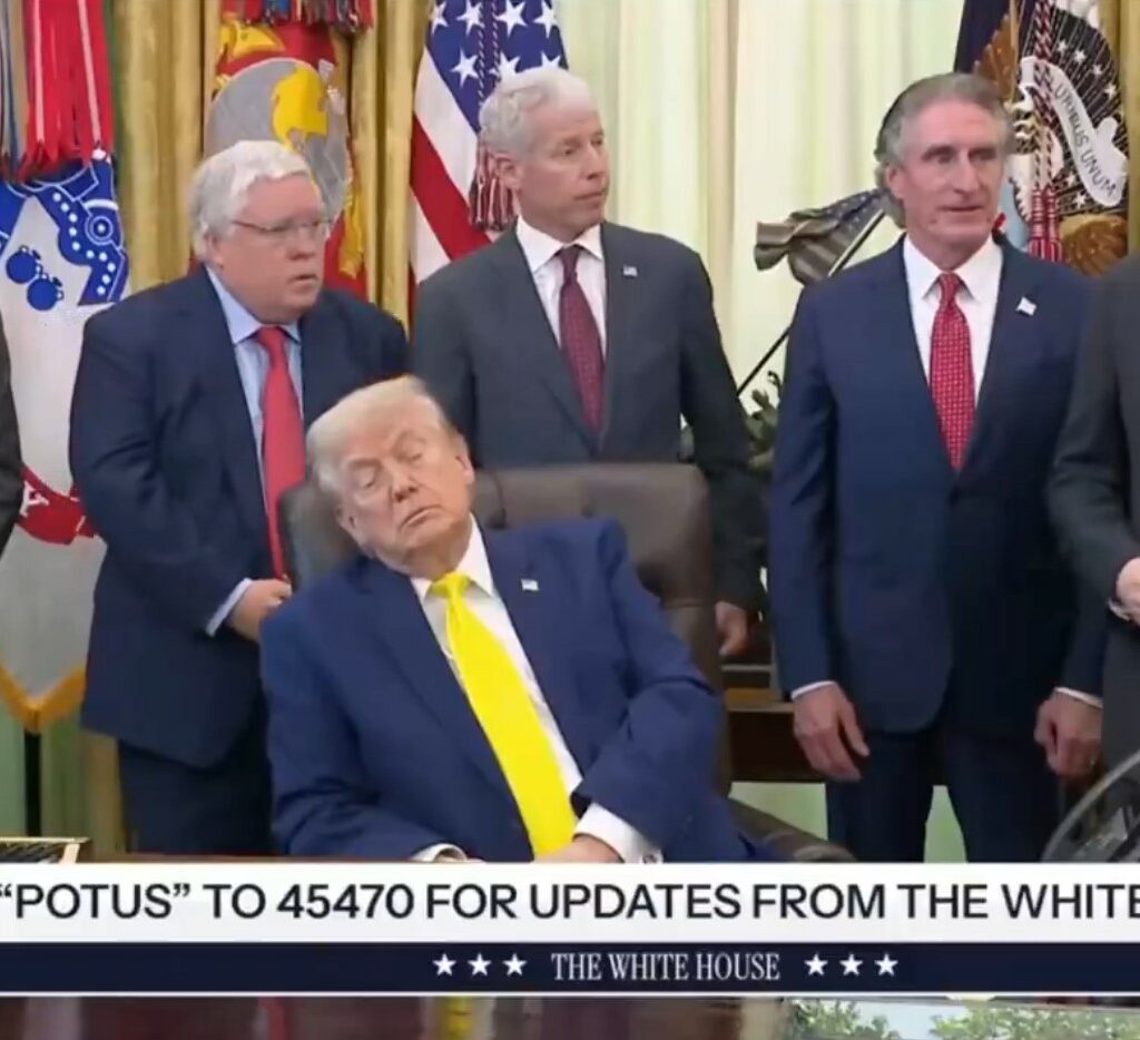 Спие или не спие: Остра дебата во САД по уште една „дремка“ на Трамп во Белата куќа