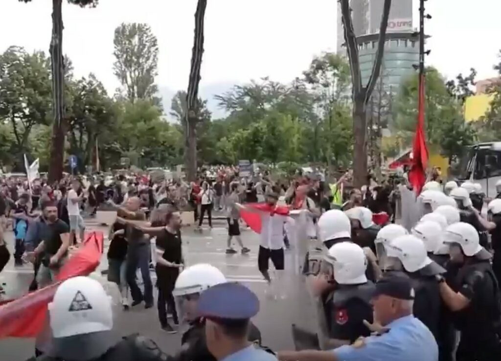 Во Албанија врие. Големи протести против Рама за луксузниот ресорт на зетот на Трамп