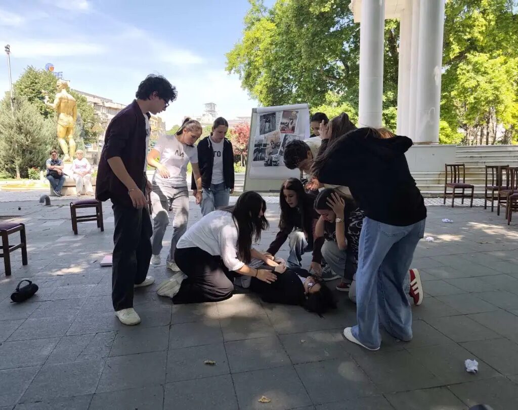 Средношколци со социјален танц театар пред Собранието повикаа на поголема заштита од врсничко насилство