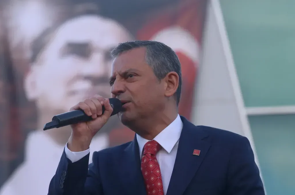 Озгур Озел ја напушта партијата на Ататурк и ја основа „Јени Парти“