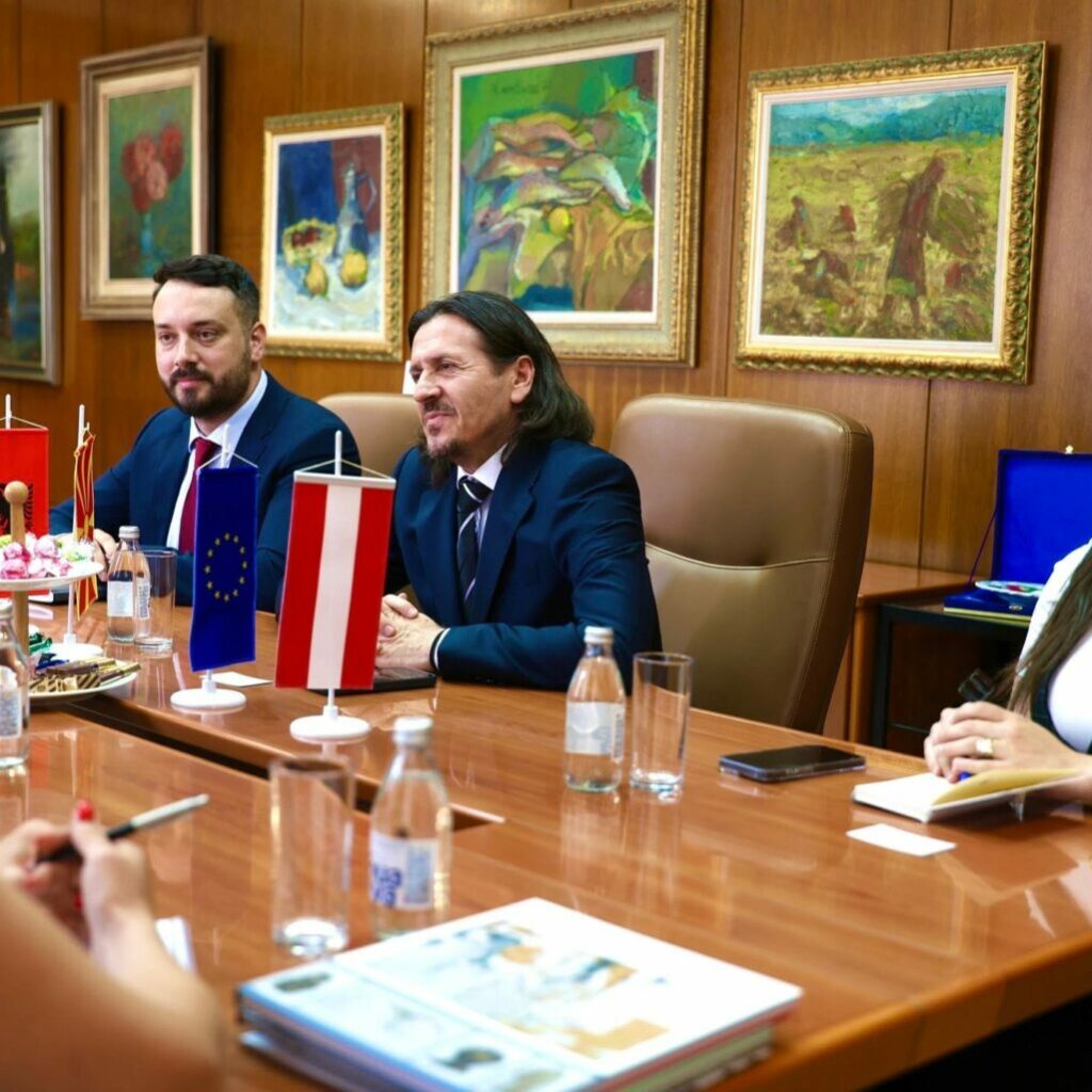 Новиот министер за култура дочекува гости со албанско знаме