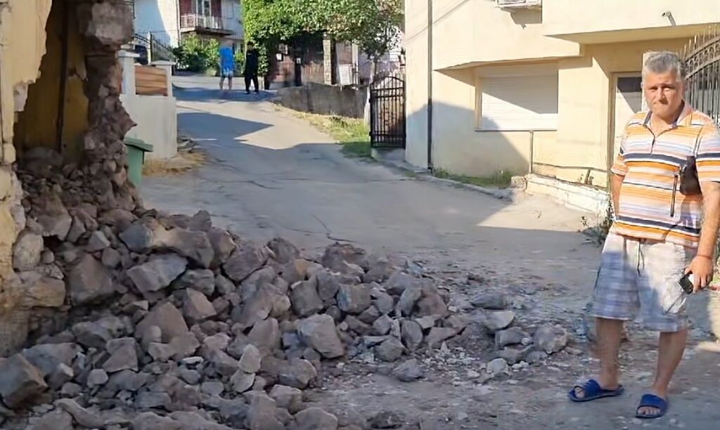 Со багер му срушиле дел од куќата во Штип, додека семејството спиело