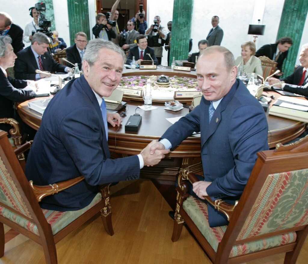 (Галерија) Пред 20 години Путин ги пречека светските лидери на Г8. Сега е осамен со својата војна