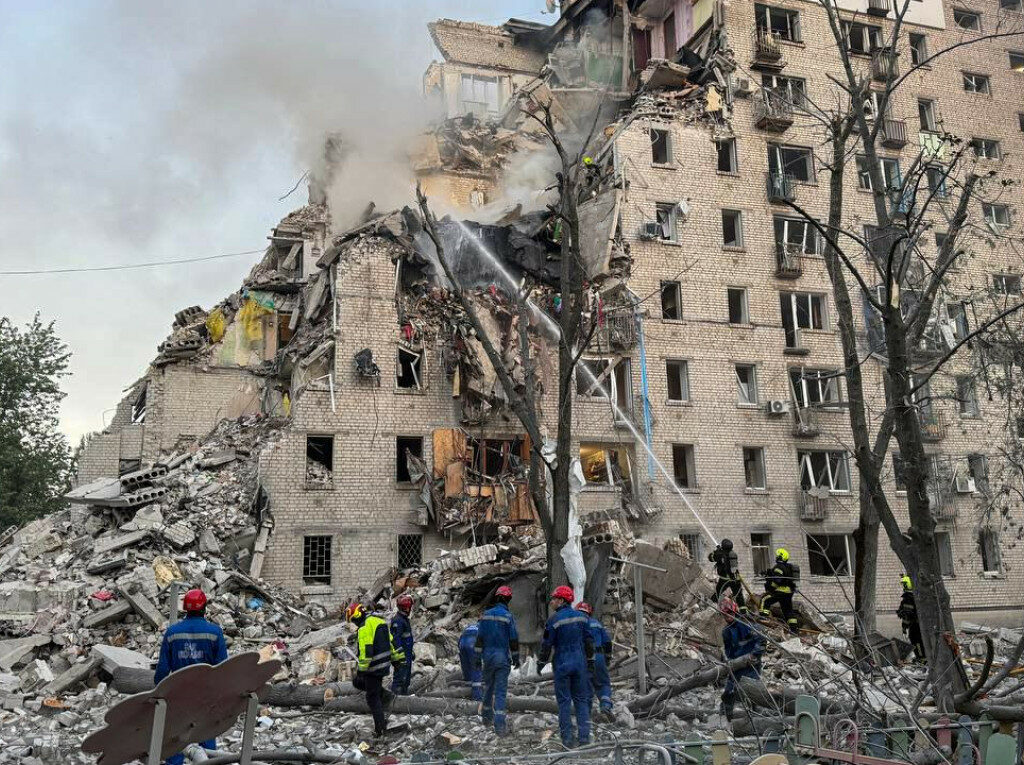 Ужасна ноќ во Киев, руски ракети и дронови гаѓаа станбени згради, загинаа 17 лица