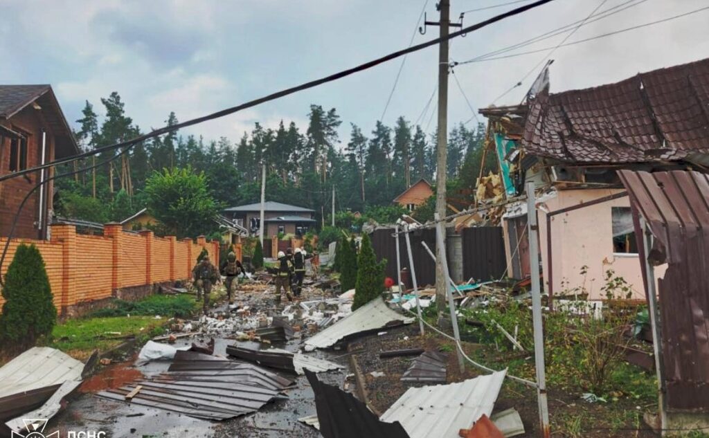 Десетмина загинати и 100 повредени во руски ракетен напад на воена изложба во Киев
