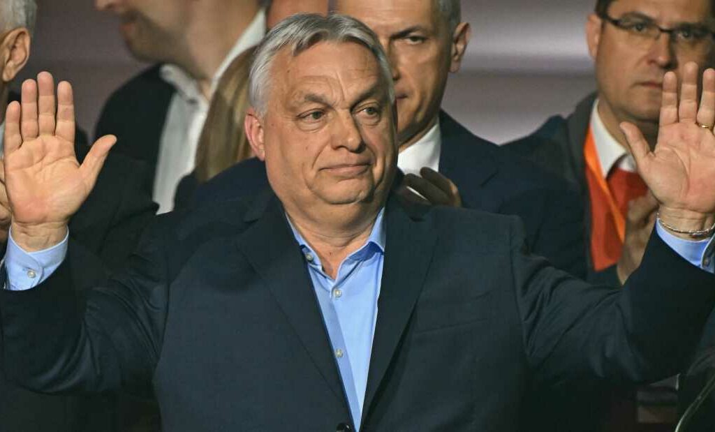Виктор Орбан отиде во САД да гледа фудбал додека паралментарната група му се распаѓа