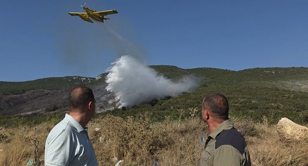 Локализиран пожарот на локалната депонија во Валандово, на терен делуваа и два ер – трактори