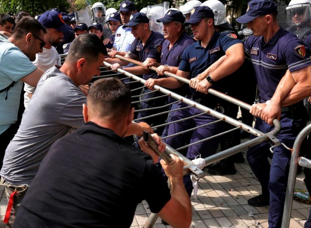 На антивладините протести во Албанија уапсени 18 демонстранти, повредени 12 полицајци
