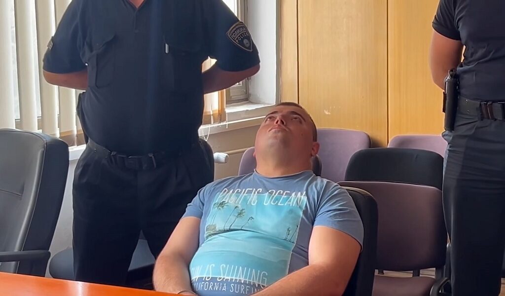 Серискиот убиец од Старо Нагоричане влезе во судница – гледаше во таванот и не признава вина