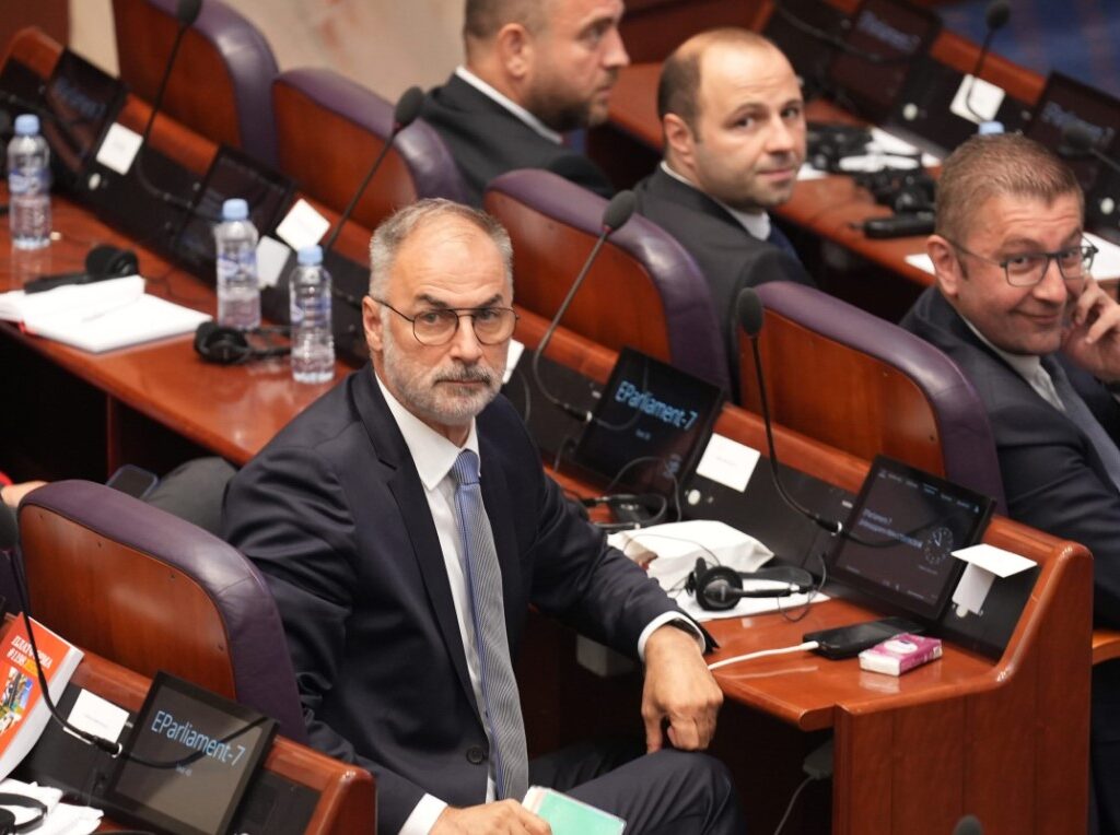 Мицкоски има проблем. Духот на Ратко Младиќ шета низ Владата